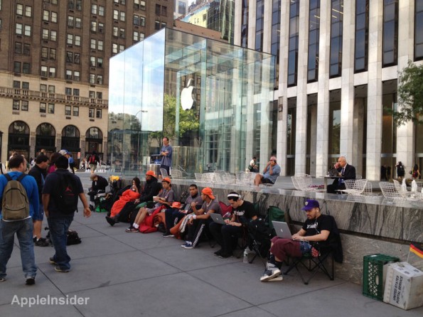 iPhone 5, a New York clienti già in fila davanti all'Apple Store